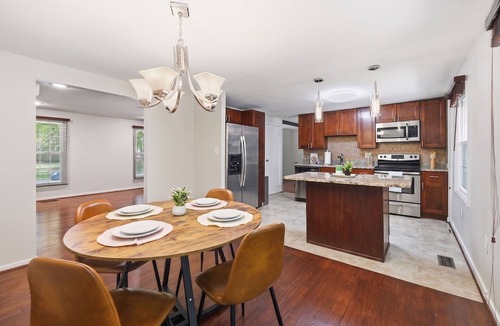 Fort Washington House | 5BR - Sleeps 12 Near DC, MGM, National Harbor, Gaylord, Navy Yard