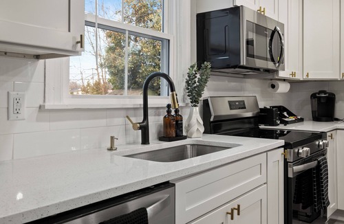 Mosby House | 5BR, Steps to Pickleball, Patio Movie Nights, 10 mins from Downtown Richmond