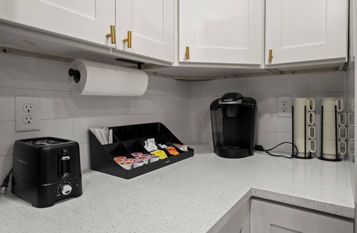 Mosby House | 5BR, Steps to Pickleball, Patio Movie Nights, 10 mins from Downtown Richmond