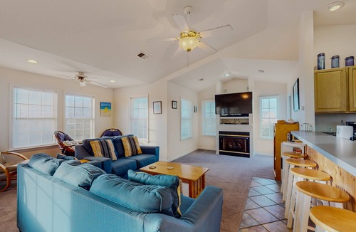 Waves House | 6 BR house Dog friendly with mini golf, pool/hot tub, & game room
