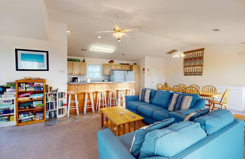 Waves House | 6 BR house Dog friendly with mini golf, pool/hot tub, & game room