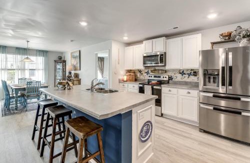 Piney Green House | 6 Mi to Camp Lejeune! Family Home w/Koi Pond