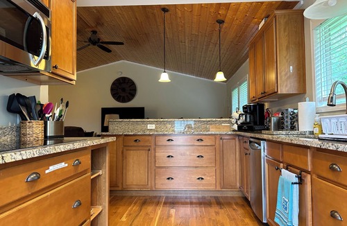 Byrdstown House | 625 Frisco Ln, just up the hill from Sunset Marina, 4.4 miles from Byrdstown