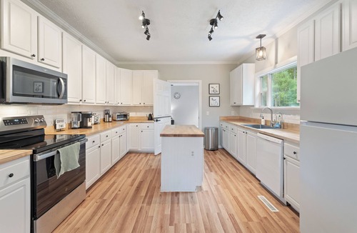 Faber House | 6BR Arcade & Pool Table Hot Tub Wine Country