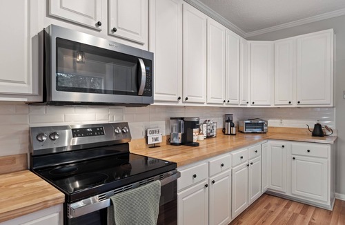 Faber House | 6BR Arcade & Pool Table Hot Tub Wine Country