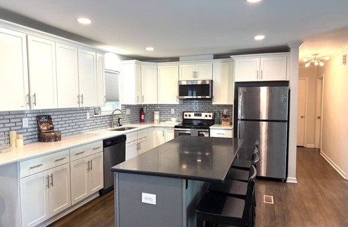 Sunset Road House | 6min to Uptown + Acre + Game Deck + Sleeps 10