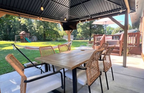 Sunset Road House | 6min to Uptown + Acre + Game Deck + Sleeps 10