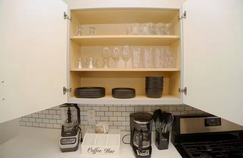 Truxton Circle Apartment | 7 bdrm 7 bth 3 kitchens NW DC w/parking & balcony