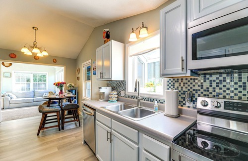 Hubert House | 7 Mi to the Hammocks Beach: 3 BD Near Camp Lejeune