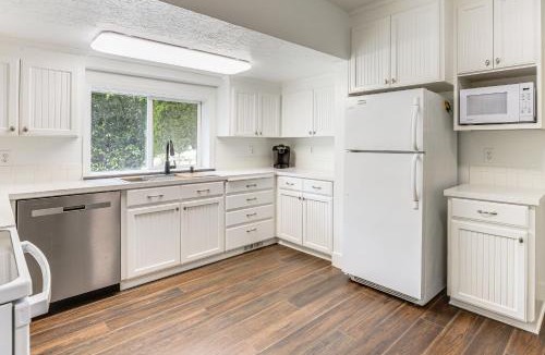 Carver House | 8 Mi to Columbia River Gorge: Cottage w/Deck!
