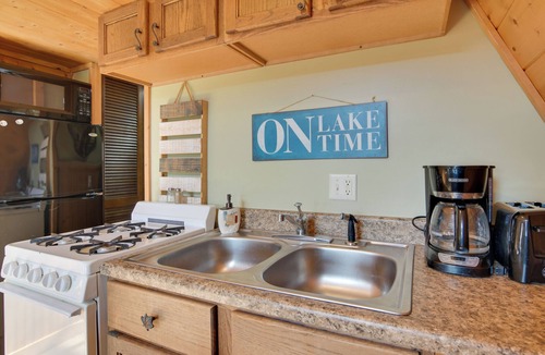 Lampe Cabin | 8 Mi to Dogwood Canyon: Cozy Cabin w/Deck