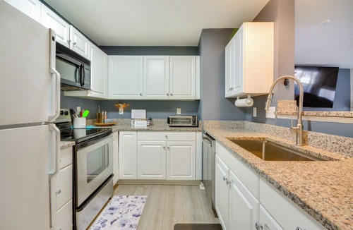 Greensboro Condo | 9 Mi to UNCG & Dtwn: Suburban Family Condo