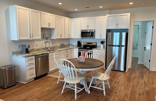 Issue Condo | A Crabby Alibi! 2-bedroom condo with seasonal pool access