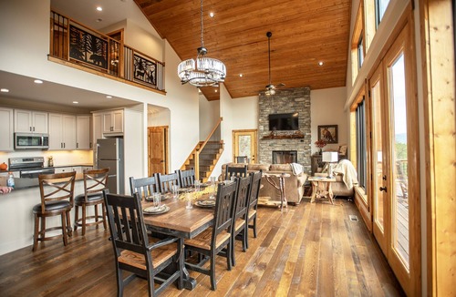 Townsend Cabin | A Luxury Cabin with panoramic mountain views and 3 King Ensuites and Hot Tub!