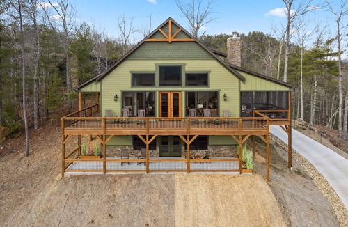 Townsend Cabin | A Luxury Cabin with panoramic mountain views and 3 King Ensuites and Hot Tub!