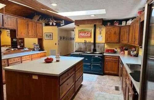 Hico House | A real home where hospitality meets history/Spacious house/13 private acres