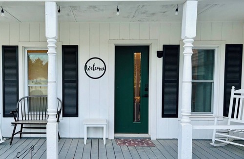 Rutland House | A stylish, centrally-located private 2-bedroom 2-bath townhouse + full kitchen.