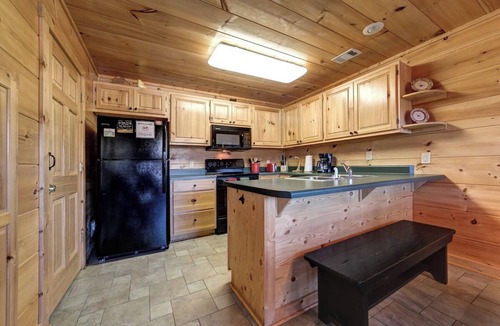 Helen House | Above the Rest| 2BR| Helen| Hot tub & Mountain views