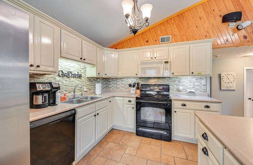 Leitchfield House | Access to Rough River Lake! Family Home w/Deck