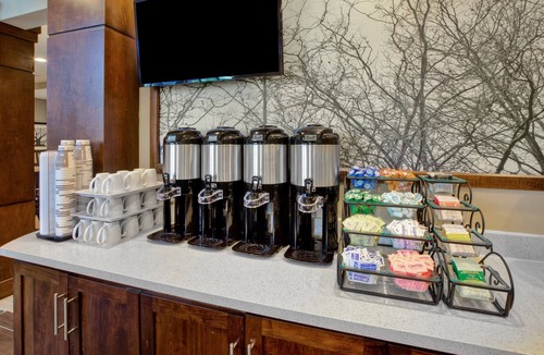 Benton Harbor Condo | Accessible 1BR Suite w/Roll-In Shower & Breakfast