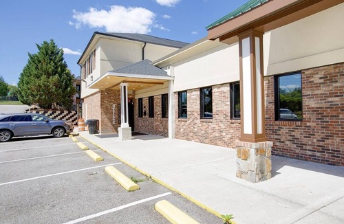 Danville Apartment | Accessible|2 Queen Bed|Roll-In-Shower
