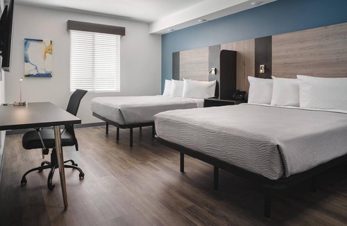 Jeffersonville - Clarksville Hotel | Accommodation Perfect for Family with Dogs | Free Parking + BBQ Facility