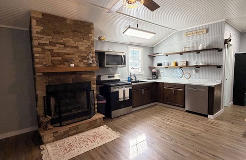 Monteagle House | Adorable 1-bedroom tiny home with AC and fire place in charming Monteagle
