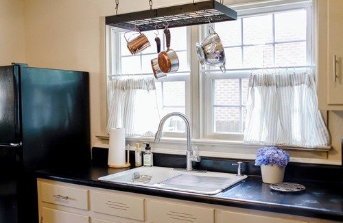 Hampton House | Adorable pet-friendly fenced home in Hampton! Welcome to Redheart Cottage <3