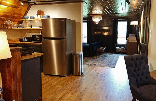 Wellington Cabin | Adults only, Honeymoon Cabin with view, Covered Hot Tub, Fireplace, & TV.
