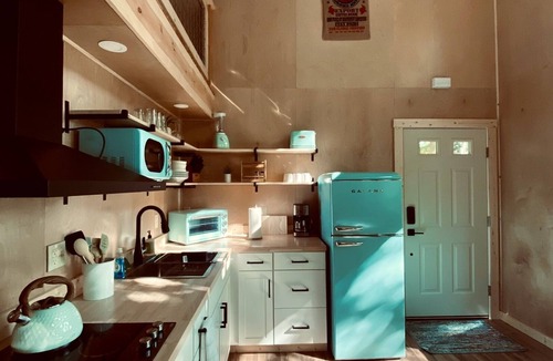 Rogers House | Aesthetic RRG Cabin | Hot Tub |Girl's Trip Approved