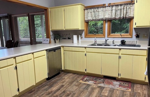 Sunset House | Affordable 3 Bed House Pet friendly! Close to Clemson! Boat slip included!