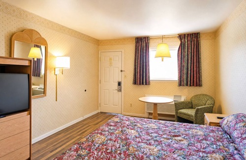 Lewisburg Hotel | Affordable Lewisburg Stop Near I-64 | Free Parking, Close to Dining & Shops