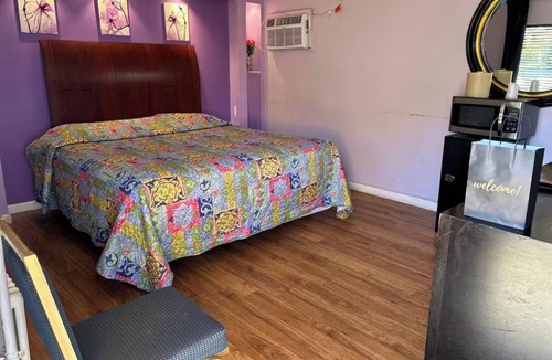 Des Plaines Hotel | Affordable Room Perfect for Short Layovers w/Free Parking & Easy Highway Access
