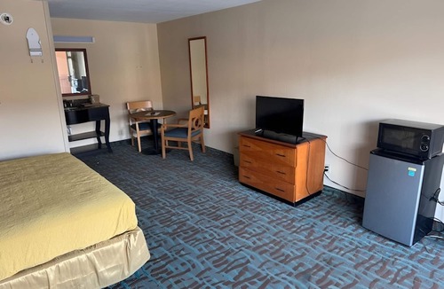 Harriman Hotel | Affordable Room w/Free Parking & Breakfast – Quick Access to I-40 Harriman