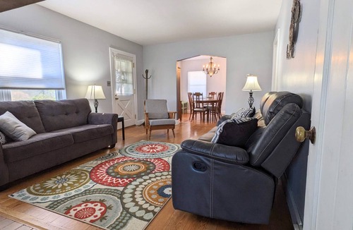 Clarksville House | Affordable/Spacious 3 BR in quiet neighborhood 3 miles from Downtown/Expo Center
