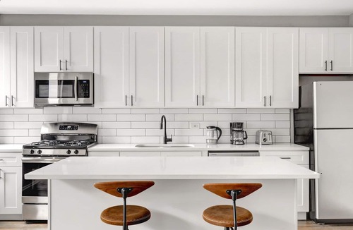 Lakeview Apartment | Airy Lakeview 1BR w/W/D, 1 block to L, near Wrigley Field, by Blueground