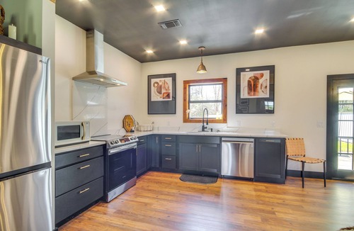 Perkinston Cottage | 'All About the Buzz' Cottage w/Patio & Yard!