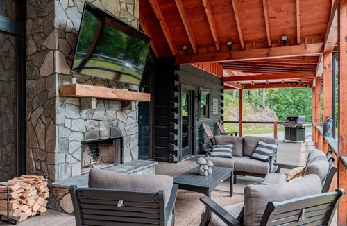 Topton Cabin | All Decked Out-Pet Friendly, Luxury Log Cabin Rental, High Speed Internet, 4 Decks, Swinging Day Bed, Large Hot Tub-Nantahala NC.