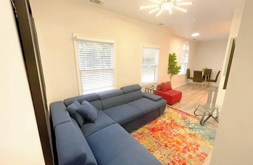 West End Apartment | Alluring unit with 2 KING beds and Optional parking/sleeps 6/Minutes to Broadway