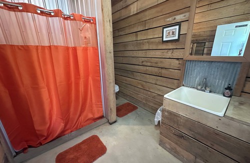 Winona Cabin | Amazing Bunkhouse. Sleeps up to 10. Access to Brimstone. Pets. Multiple Hot Tubs