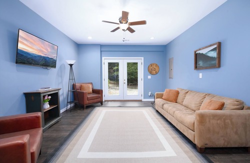Blue Ridge Cabin | Amazing Fun Location, Hot Tub, BBQ, Near Wineries, by Stream, Fiber Internet
