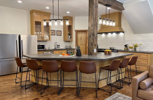 Freetown Cabin | 🌊AMAZING Heated Pool |Private 16ac| Hot Tub |Stocked Pond |Game Room |Theater🎬
