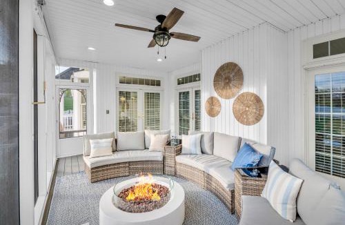 Luray House | Amazing House - Movie & Game Room, Hot Tub, Fire Pit & Golf Course