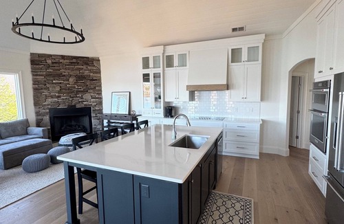 Six Mile House | Amazing Mountain, Lake and Island Views Private Beach,Fire Pit, Hot Tub, Kayaks