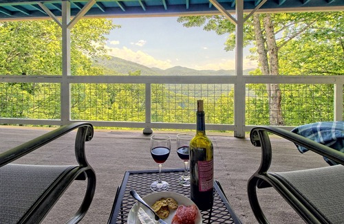 Franklin House | Amazing views, 4 KING BEDs, Pets OK, Ultra-Fast Wi-Fi, Firepit, Covered Deck