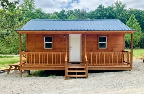 Jamestown Cabin | Amazing Wooden Cabin Close to Great Hiking Trails in Jamestown, Tennessee