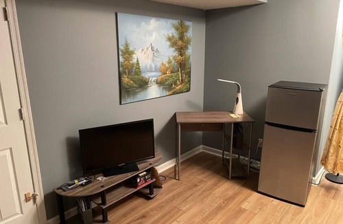 Harrisonburg Apartment | An Adorable guest house like an apartment with a private entrance.
