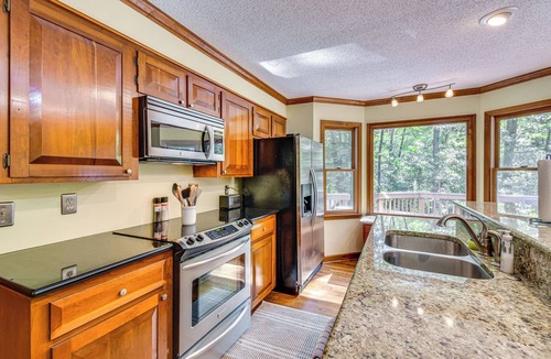Anderson House | Anderson Retreat: Private Hot Tub & Kayaks!