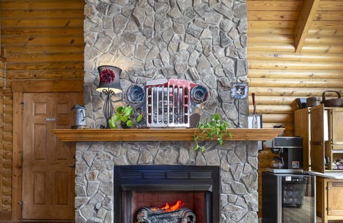 Roanoke Bed & Breakfast | Anstead Suite - Mountain VIew