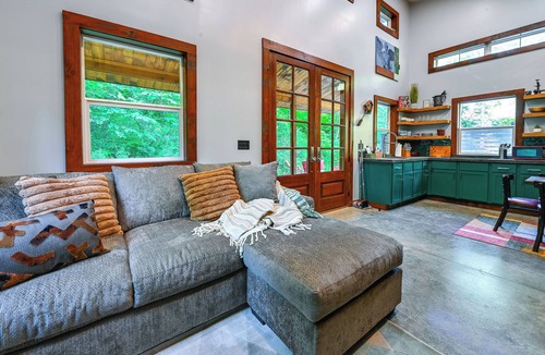 Mount Vernon Cottage | Appalachian Cabin Haven! Gateway to Lake Linville!